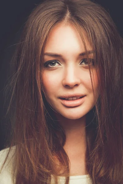 La beauté. Portrait d'une jeune femme sur fond sombre — Photo