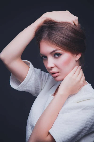 Schoonheid. Portret van een jonge vrouw op donkere achtergrond — Stockfoto