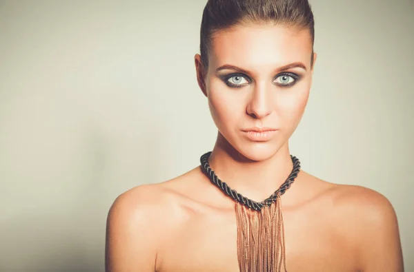 La beauté. Portrait d'une jeune femme sur fond blanc — Photo