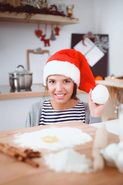 Karácsonyi sütit készítő nő a konyhában — Stock Fotó