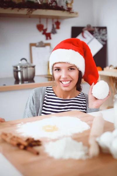 Frau backt Weihnachtskekse in der Küche — Stockfoto