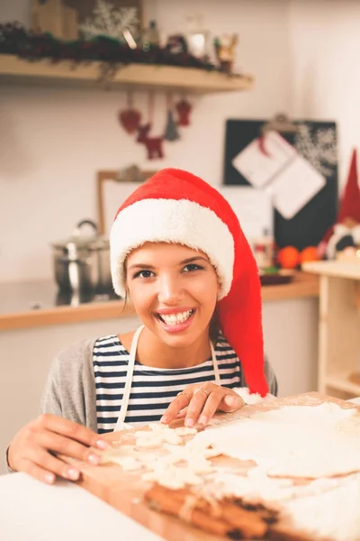 Kadın mutfakta Noel kurabiyesi yapıyor. — Stok fotoğraf