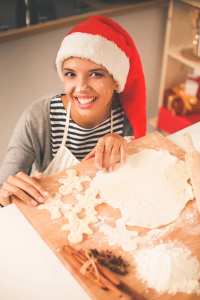 Mulher fazendo biscoitos de Natal na cozinha — Fotografia de Stock
