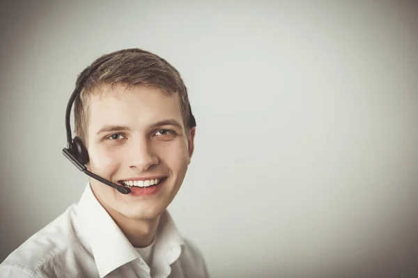 Operatore di assistenza clienti con auricolare su sfondo bianco — Foto Stock