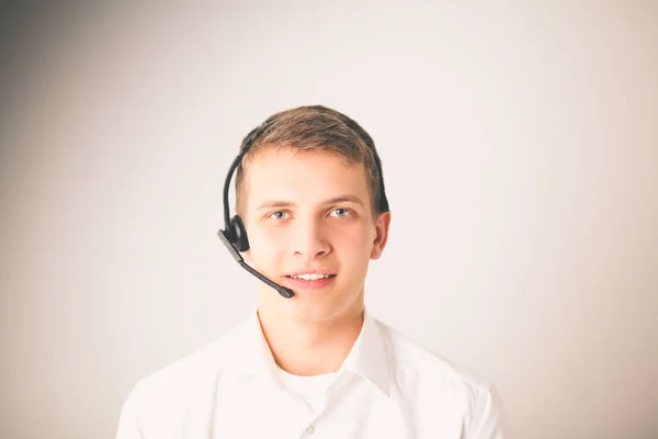 Operador de suporte ao cliente com fone de ouvido em fundo branco — Fotografia de Stock