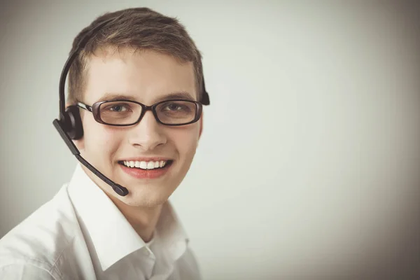 Operador de suporte ao cliente com fone de ouvido em fundo branco — Fotografia de Stock