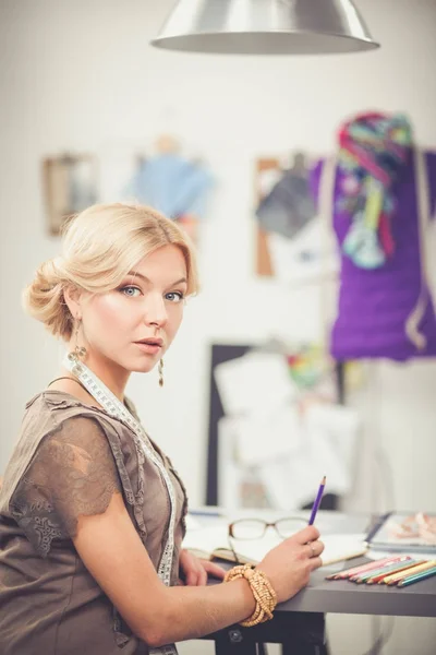 Jonge modeontwerper werkt in studio. — Stockfoto