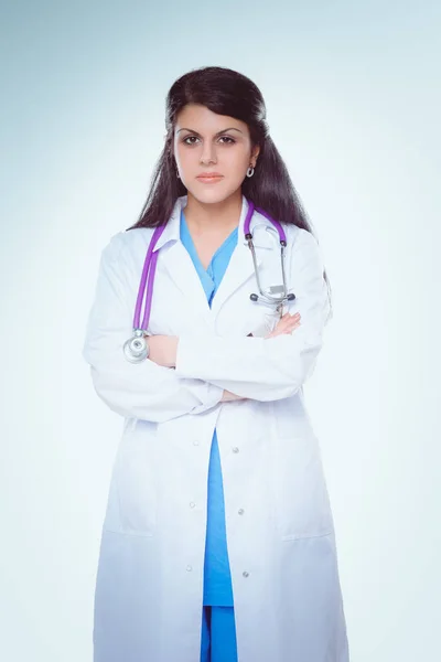 सफेद पृष्ठभूमि पर अलग स्टेथोस्कोप वाली युवा डॉक्टर महिला — स्टॉक फ़ोटो, इमेज