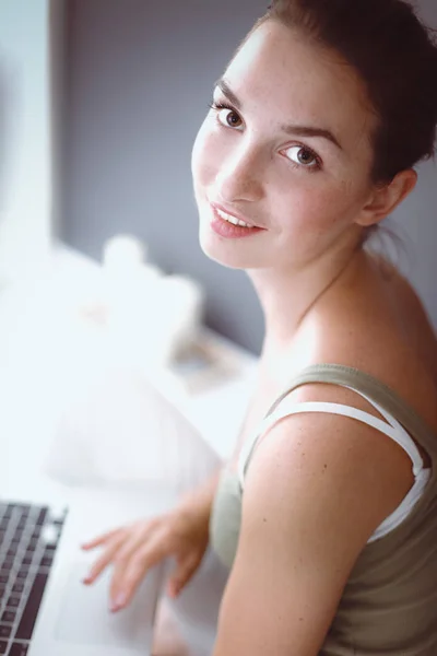 Retrato de uma menina sentada no chão e usando laptop — Fotografia de Stock