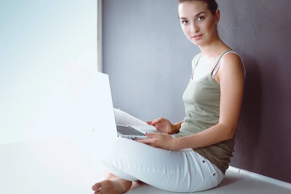 Portret van een meisje zittend op de vloer en het gebruik van laptop — Stockfoto