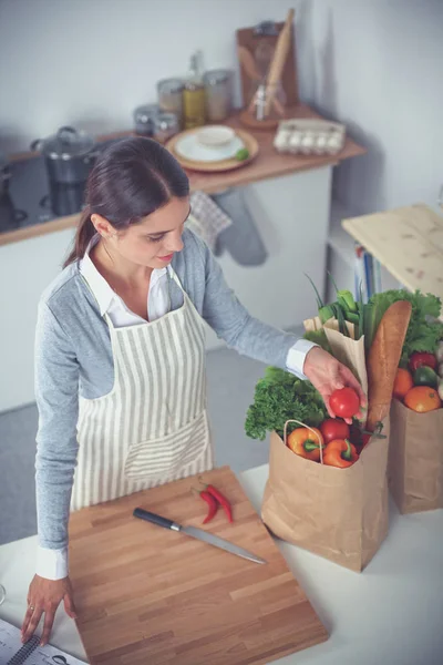 Donna che fa cibo sano in piedi sorridente in cucina — Foto Stock