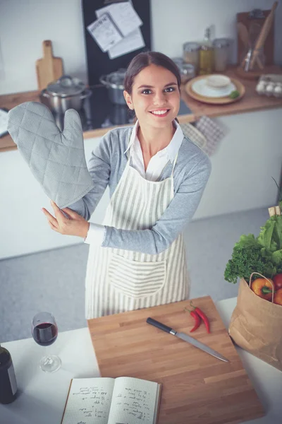 Mujer haciendo comida saludable de pie sonriendo en la cocina — Foto de Stock