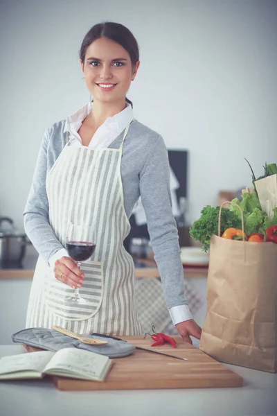 Mooie vrouw die thuis wat wijn drinkt in de keuken — Stockfoto