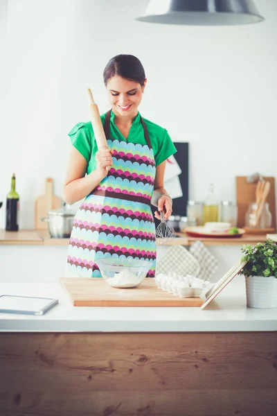 Kadın mutfakta pasta yapıyor. — Stok fotoğraf