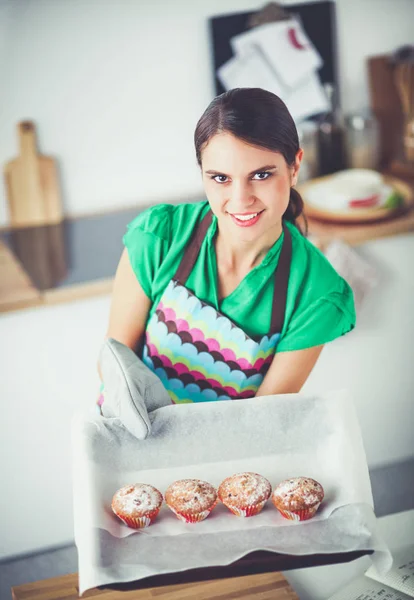 Vrouw bakt taarten in de keuken. — Stockfoto