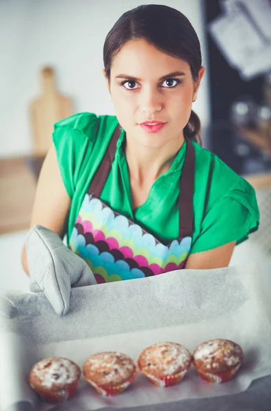 Kobieta piecze ciasta w kuchni. — Zdjęcie stockowe