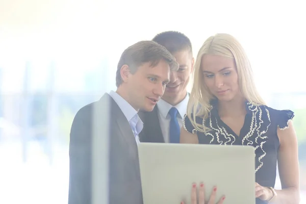 Affärskvinna som står i förgrunden i office . Stockbild