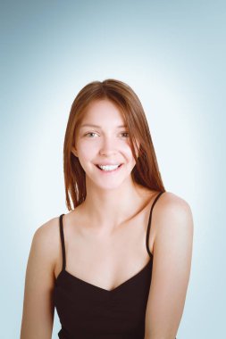 Beyaz arka planda güzel bir kadının portresi