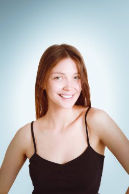 Beyaz arka planda güzel bir kadının portresi