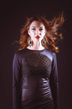 Siyah elbiseli, akşam makyajlı güzel bir kadın.