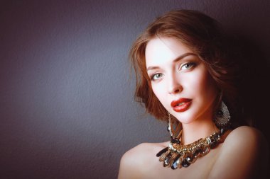Siyah elbiseli, akşam makyajlı güzel bir kadın.