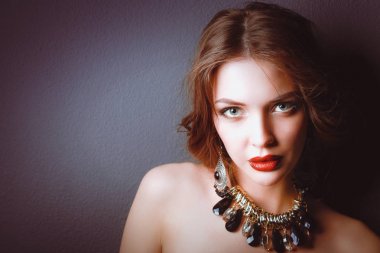 Siyah elbiseli, akşam makyajlı güzel bir kadın.