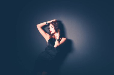 Siyah elbiseli, akşam makyajlı güzel bir kadın.