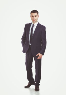 Beyaz arka planda izole edilmiş genç bir adamın portresi