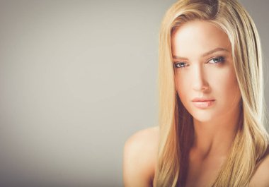 Güzellik. Beyaz arka plan üzerinde genç bir kadın portresi