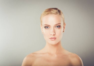 Güzellik. Beyaz arka plan üzerinde genç bir kadın portresi