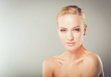 Güzellik. Beyaz arka plan üzerinde genç bir kadın portresi