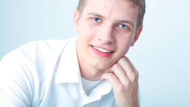 Tamam, gösterilen mutlu adam izole gri arka plan üzerinde