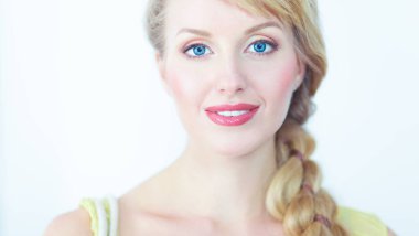 Güzel kadın, gri arka plan üzerinde izole