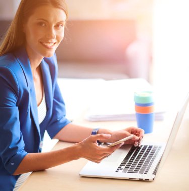 Masada dizüstü bilgisayarı olan kadın..