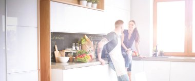 Güzel genç çift evde mutfakta eğleniyor.