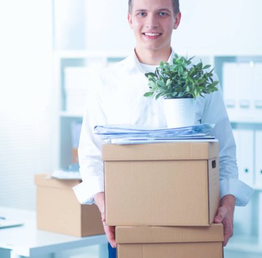 Taşıma kutusu ve beyaz üzerine izole edilmiş diğer şeylerin olduğu bir kişinin portresi