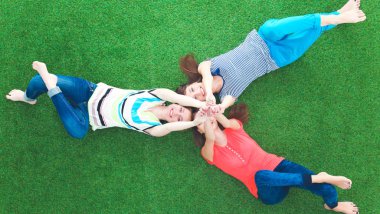 genç kadın yeşil çim üzerinde yalan