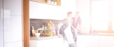 Güzel genç çift evde mutfakta eğleniyor.