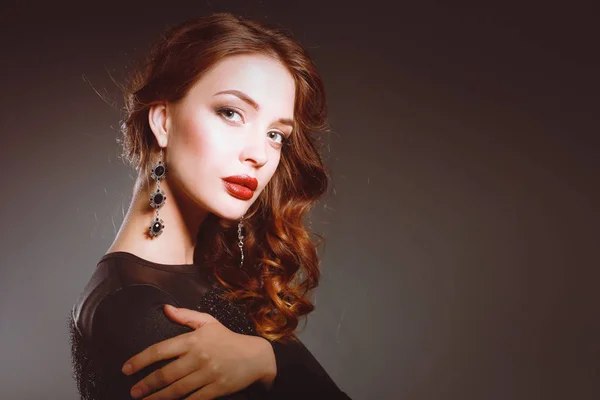 Hermosa mujer con maquillaje de noche en vestido negro — Foto de Stock