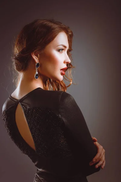 Vacker kvinna med kväll make-up i svart klänning — Stockfoto
