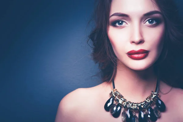 Hermosa mujer con maquillaje de noche en vestido negro — Foto de Stock