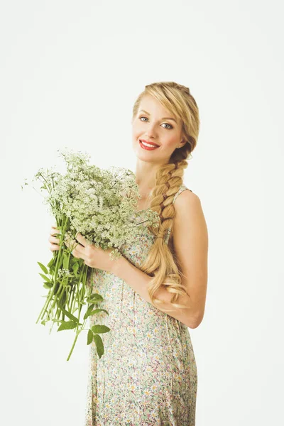 Krásná usměvavá dívka s květy na bílém pozadí — Stock fotografie