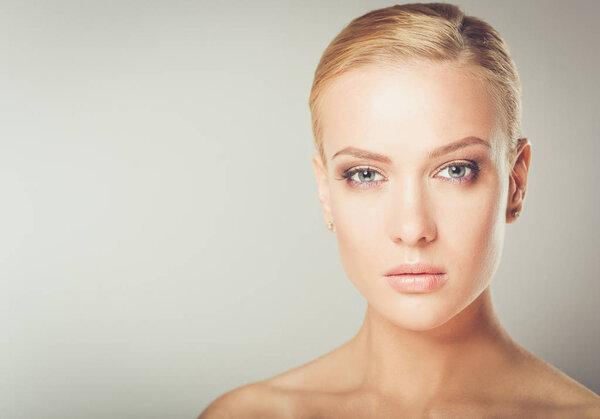 Красота. Портрет молодой женщины на белом фоне
