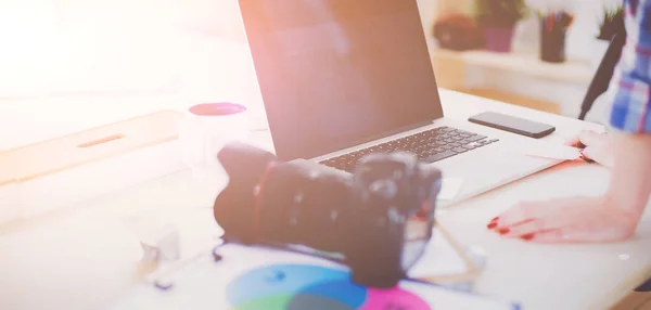 Fotógrafa sentada na mesa com laptop. Fotógrafa — Fotografia de Stock