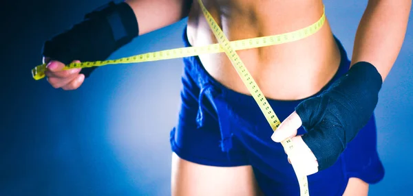Fitness mujeres hermoso cuerpo con cinta métrica — Foto de Stock