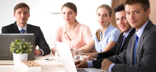 Uomini d'affari che siedono e discutono alla riunione di lavoro, in ufficio — Foto Stock