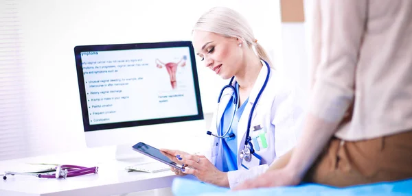 Doctor y paciente discutiendo algo mientras están sentados en la mesa. Concepto de medicina y salud. Médico y paciente — Foto de Stock