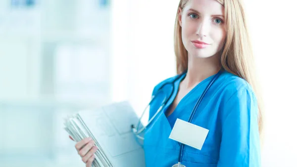 Retrato de médico mulher com pasta no corredor do hospital — Fotografia de Stock