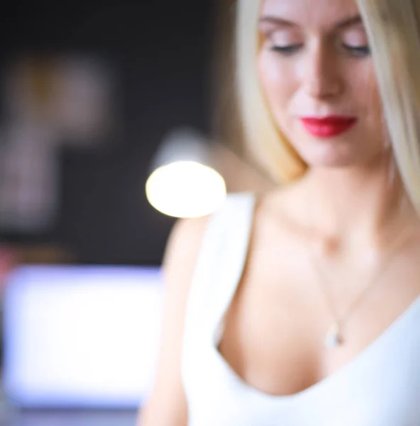 Mujer diseñador usando en el teléfono móvil en la oficina — Foto de Stock