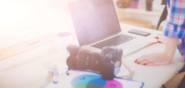 Fotógrafa sentada na mesa com laptop. Fotógrafa — Fotografia de Stock